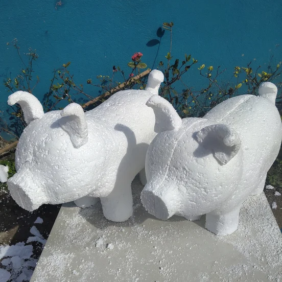 casal de porquinhos virado para direita, esculpido em esopor e fibra