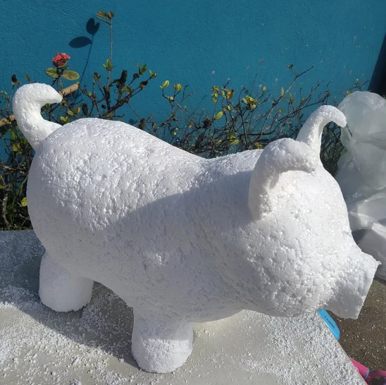 porquinho virado para direita, esculpido em esopor e fibra